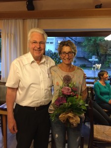 Vorstandssprecher Gerhard Duschl dankt der scheidenden Marion Krattenmacher für Ihre engagierte und vorbildliche Arbeit im Verein