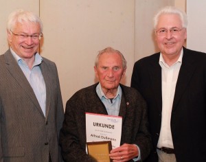 Fred mit Gerhard Duschl und Dr. Hans Kellermann bei seiner Ehrung zur 80 jährigen Mitgliedschaft